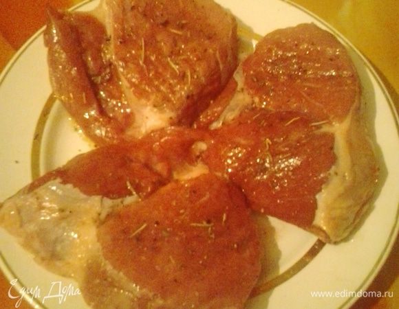 Для начала готовим стейк. Филе телятины достаем из холодильника, чтобы мясо было комнатной температуры. Нарезаем филе поперек волокон на куски толщиной 1,5-2 см. Солим, перчим, посыпаем прованскими травами и смазываем оливковым маслом. Оставляем минут на 15-20 мариноваться. Затем обжариваем на хорошо разогретой сковороде по 3 минуты с каждой стороны и заворачиваем каждый кусочек в фольгу. Даем мясу "отдохнуть" в фольге 15 минут.