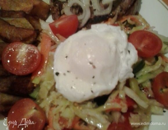 Сервируем наше блюдо. На сервировочную тарелочку выкладываем стейк, на него маринованный лук (лук я нарезала полукольцами и замариновала в смеси лимонного сока и сахара). Рядом со стейком кладем салат, украшаем помидорами черри и яйцом пашот. Так же дополнительно я пожарила бруски картофеля. Вкусный и полноценный ужин для любимого мясоеда готов!!!! 