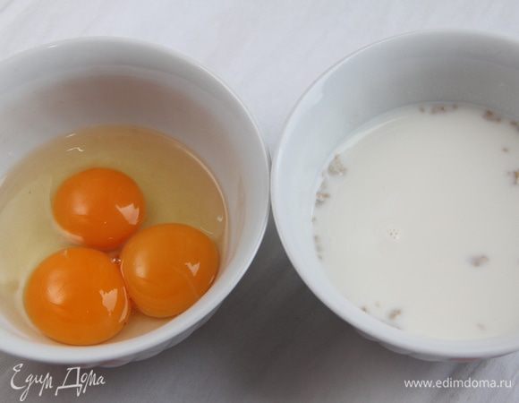 В тёплом молоке растворить свежие дрожжи. Приготовить яйца: отделить желтки от белков.