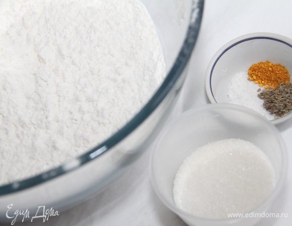 Муку просеять. Добавить сахар, соль, анис, цедру.
