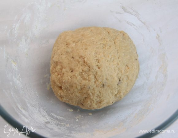 Замесить тесто и оставить в тёплом месте на подъём на 1 час.