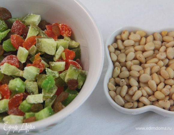 Отмерить цукаты, изюм и орехи. 