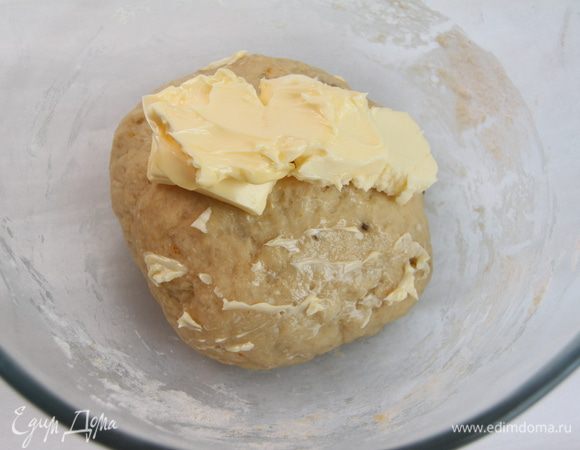 Через час добавить в тесто размягчённое сливочное масло. Вымесить.