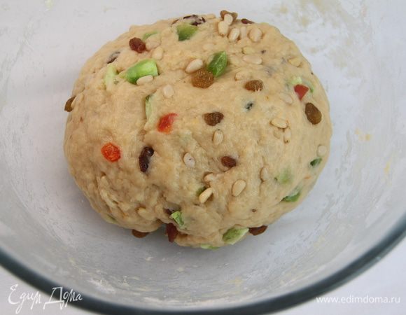 Добавить цукаты, изюм и орехи. Вымесить.