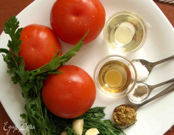Берем три помидора (у меня в общей сложности 400 гр), специи, зелень — укроп, петрушку, приправы! Лучше все брать по своему вкусу. 
Можно добавить бальзамический уксус и прованские травы. Все на ваш вкус!
