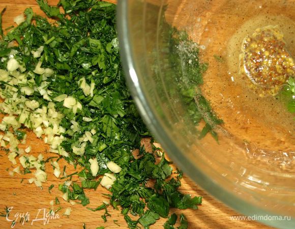 Зелень и чеснок мелко рубим. В миске смешиваем остальные ингредиенты для заправки. 