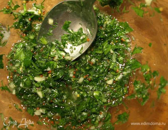 Соединяем зелень и остальные ингредиенты.
