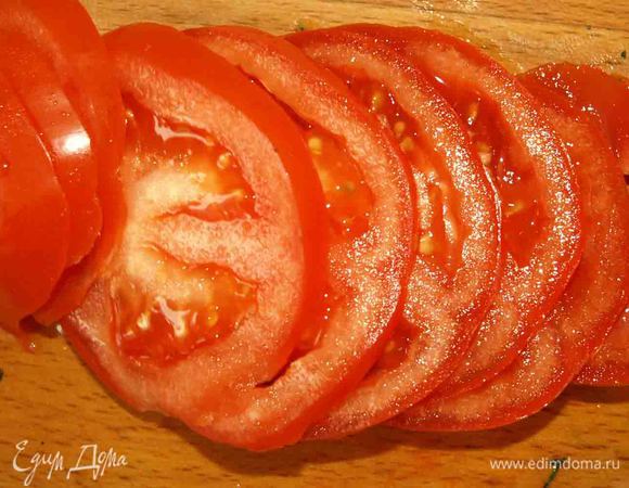 Помидоры режем кольцами.