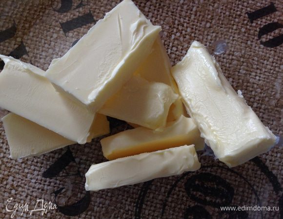 Размять масло.