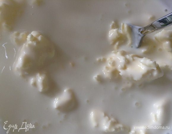 Добавить кефир.