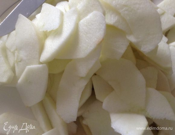 Яблоки очистить и тонко нарезать.