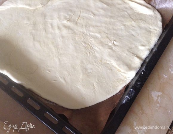 Навернуть на скалку, перенести на противень.