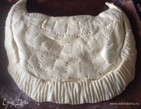 Закрыть второй половиной. Защипнуть края.