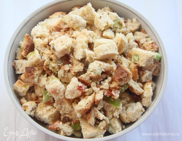 Лучше всего подойдёт чёрствый панеттоне. Панеттоне нарезать небольшими кусочками (2х2см). 