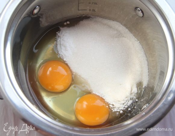 Сварить крем "Шарлотт". Яйца соединить с сахаром и мукой.