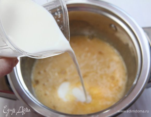 По чуть-чуть влить в яичную смесь горячее молоко, интенсивно перемешивая. Проварить крем до загустения, постоянно помешивая (не переварите!) Крем остудить, прикрыв плёнкой, чтобы избежать образования корки на поверхности крема.