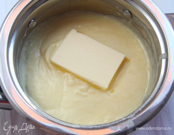 Добавить размягчённое сливочное масло, взбить до пышного крема.