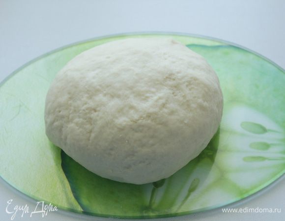 Замесить пластичное тесто из муки, размягчённого слив.масла, соли, добавляя понемногу тёплую воду. Убрать тесто в холодильник на 10 минут.