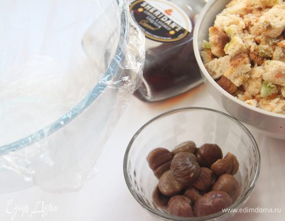 Подготовить ёмкость, в которой будете собирать торт, выстелить дно и стенки пищевой плёнкой. 