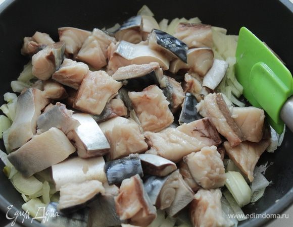 Очистить скумбрию  и убрать все косточки. Нарезать  филе на небольшие кубики, добавить лук. Обжарить лук и филе в течении 3 минут.