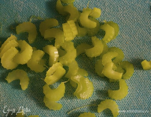 Вымыть и мелко нарезать стебель сельдерея.