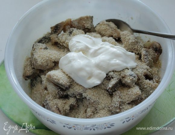 Обжаренную рыбу с грибами выложить в миску (оставляя в сковороде лишнее масло). Смешать с сухарями. Добавить  сметану, перец, соль по вкусу, всё перемешать.