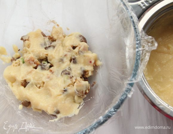 Отложить 3-4 столовых ложки крема на финальный декор. Промазать слой панеттоне и каштанов кремом. Повторить слои несколько раз. 