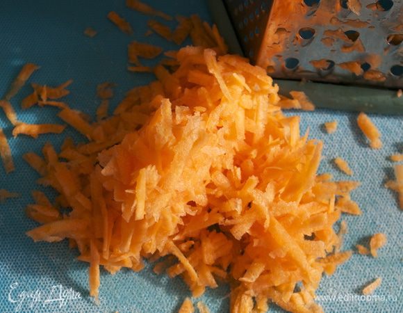 Морковь очистить и натереть на крупной терке.