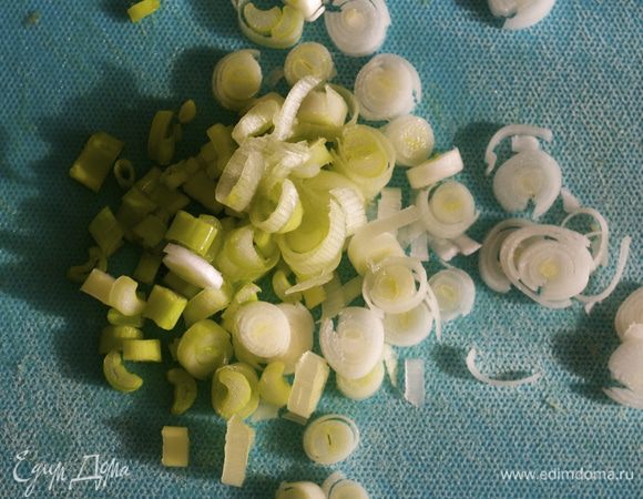 Лук нарезать мелкими колечками.