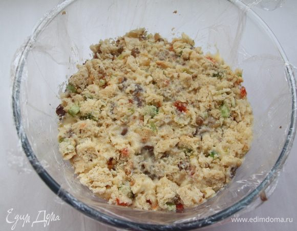 Последний слой - панеттоне. Верх прикрыть фольгой, поставить сверху груз и убрать в холодильник на пару часов.