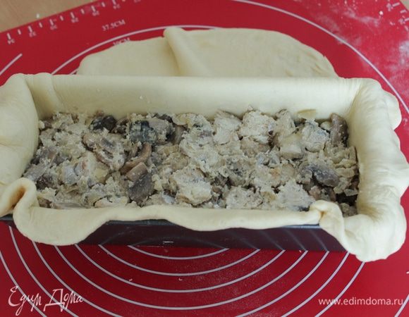 Выложить  начинку и закрыть всё краем теста одним слоем, не внахлест.