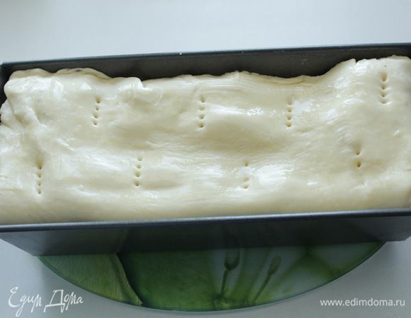 Желток слегка развести молоком, смазать им поверхность теста и  наколоть вилкой.
Выпекать при 200 градусах около 30 минут. 