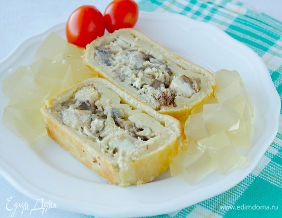 Из оставшихся голов сварить бульон, добавив к ним половину луковицы, морковку и соль. Желатин замочить на 10 минут, а потом смешать его с горячим рыбным бульоном. Остудить и залить в широкую форму, дать застыть. Готовое желе нарезать на кубики. (можно это и не делать, пирог и так вкусен).