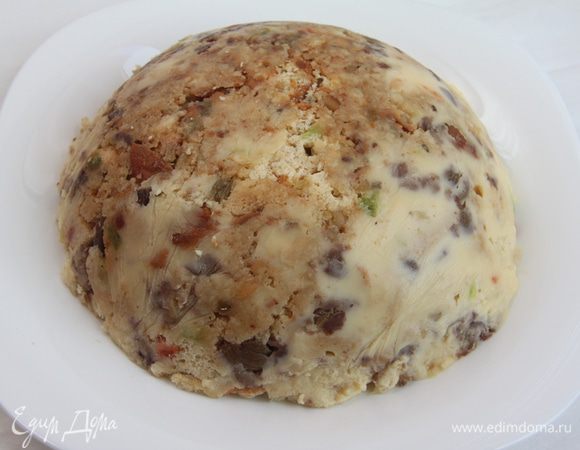 Через 2-3 часа торт перевернуть, плёнку убрать, смазать поверхность торта оставшимся кремом, посыпать тёртым шоколадом. Украсить по желанию. 