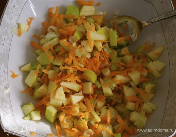 Смешать все овощи (и яблоко!))) в миске.