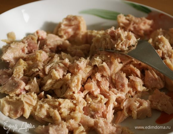 Тунца достать из банки, слить масло (или жидкость...) и размять в тарелке вилкой.