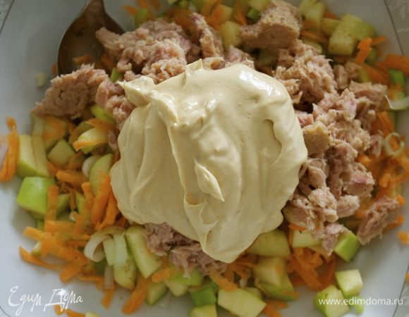 Для соуса смешать майонез (это приблизительно 100 г. Я использую домашний майонез, но прошедший термическую обработку. Не сырой! Он получается и погуще..., и дольше хранится!) и горчицу. Горчицу можно взять и с зернышками, тоже очень интересно получится! Смешать салат с полученным соусом. Дать постоять в холодильнике минимум 30 минут.