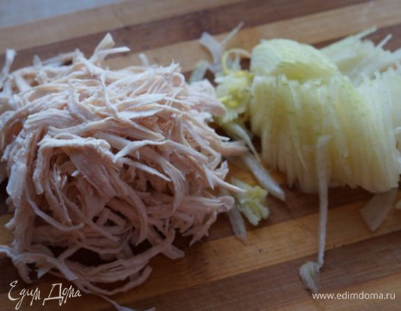 Разбираем на перья филе (грудку) куриное, режем лук. 