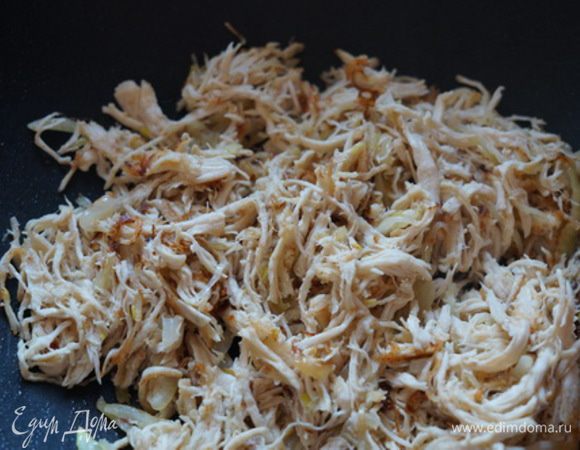 Сюда же добавляем мясное филе, обжариваем дальше.