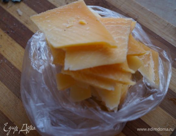 Приготовили два вида сыра.