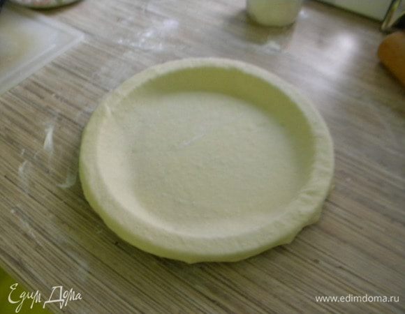 Теплое молоко смешать с сахаром, солью и дрожжами, замесить тесто, сразу раскатать и положить на форму. Потом корейку и лук нарезаем кладем горошек, перемешиваем и кладем в форму.