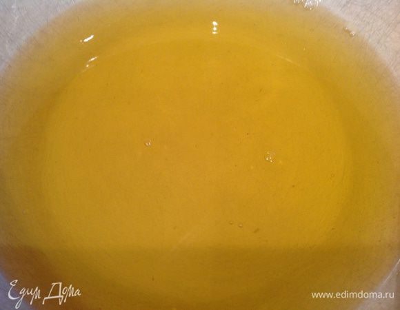 Мед и сахар растворить в горячей воде.