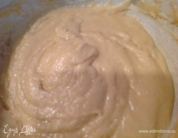 Добавить растительное масло, муку и разрыхлитель. Хорошо перемешайте.