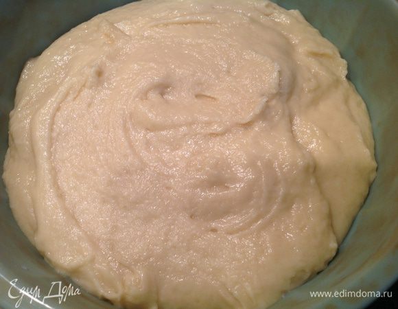 Сверху выложите тесто.