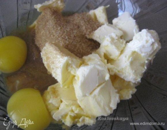 Приготовление: 
Разогреть духовку до 180С. 
Для приготовления печенья: 
Соединить вместе сливочное масло, коричневый сахар, яйца и перемешать до однородной массы. 