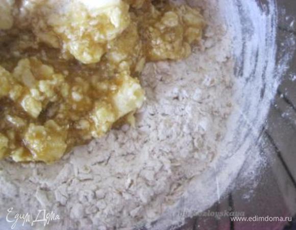 Объединить жидкие и сухие ингредиенты. 