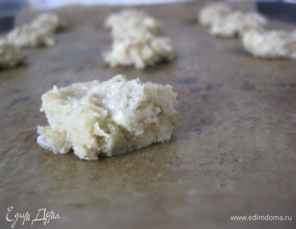 Выкладывать тесто ложкой на застеленный пергаментом противень (у меня получилось 66 штук). 