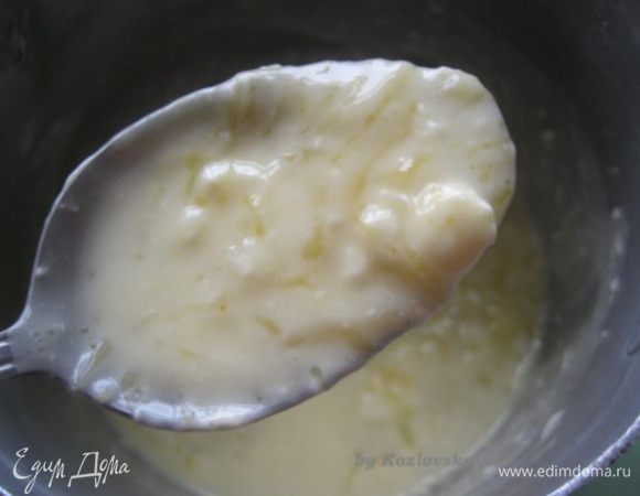 Для крема: 
Взбить миксером сливочное масло, растительное масло, жидкий мед, ванилин, ром (у меня был виски) однородной массы.