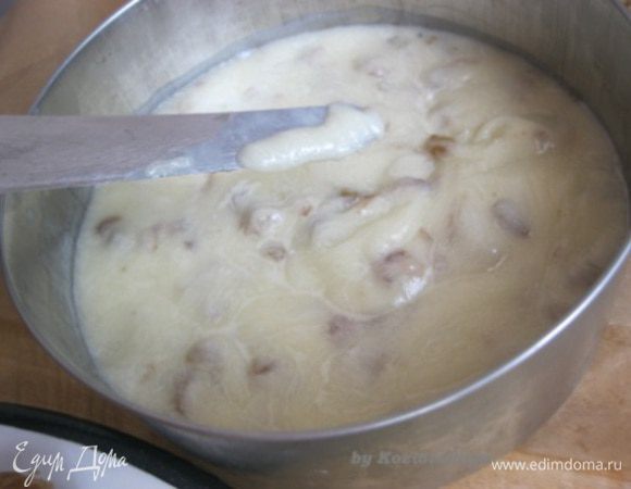 Постепенно добавлять сахарную пудру, чередуя с молоком. Как только смесь станет однородной и кремовой - добавить изюм. 
