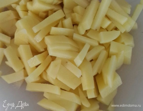 Тем временем чистим и режим мелко картофель.